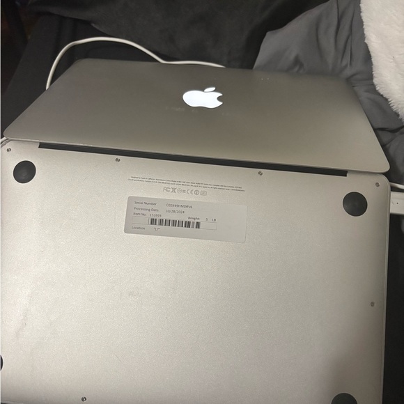 Apple MacBook Air 2017 w/Charger - Picture 6 of 6